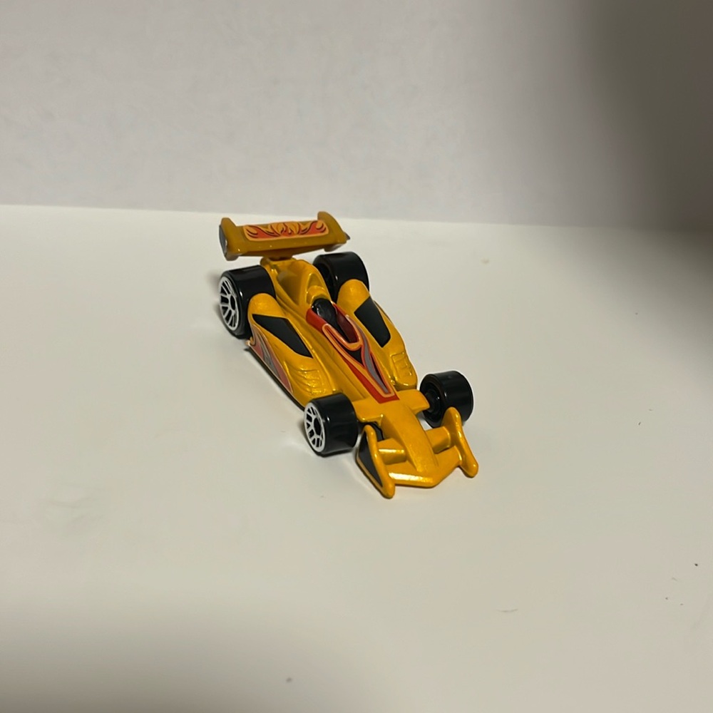 💜Hot wheels car yellow💜